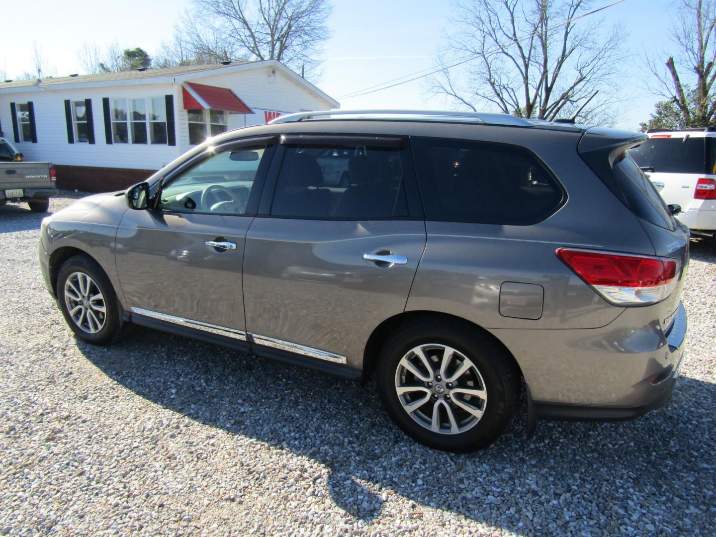 2014 Brown /Tan Nissan Pathfinder (5N1AR2MNXEC) , Automatic transmission, located at 15016 S Hwy 231, Midland City, AL, 36350, (334) 983-3001, 31.306210, -85.495277 - Photo#5